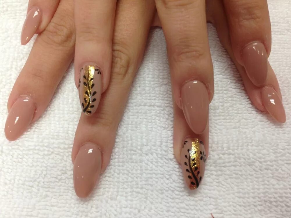 острые ногти с золотом. маникюр с золотом 2022 миндаль. золотистый маникюр на длинные ногти миндальной формы. маникюр френч миндаль золотой. острый маникюр с золотыми блестками.