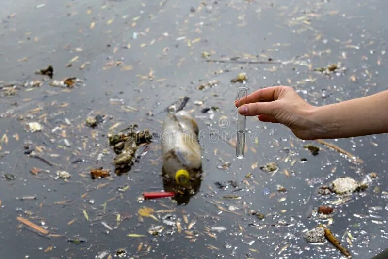 Пробирки с загрязненной водой. Грязная вода в пробирке. Проба грязной воды. Сточные воды тест