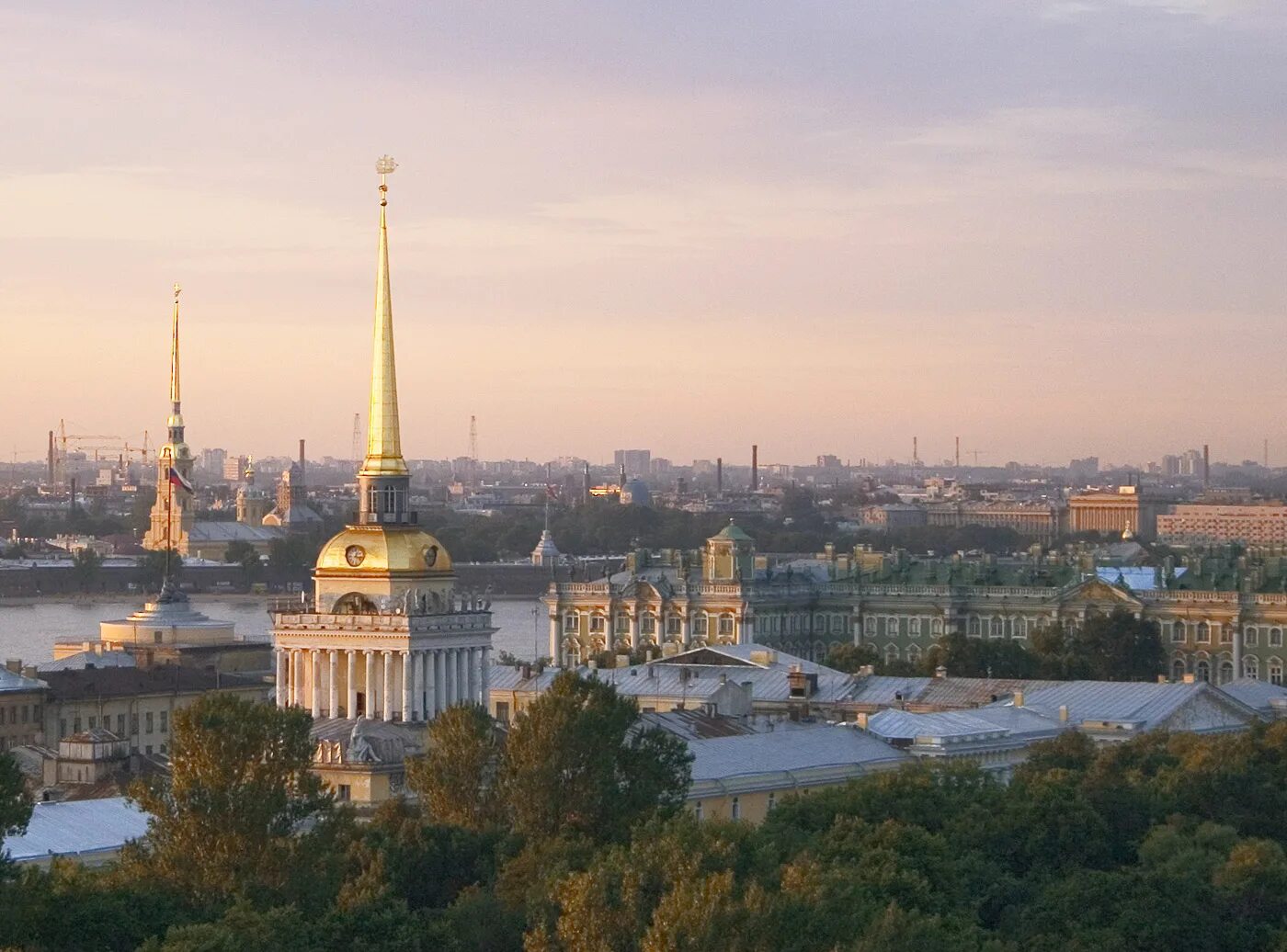 Шпиль Адмиралтейства в Санкт-Петербурге. Шпиль Адмиралтейства в Санкт-Петербурге фото. Шпиль Адмиралтейство Петербург днем. Кораблик на шпиле Адмиралтейства.