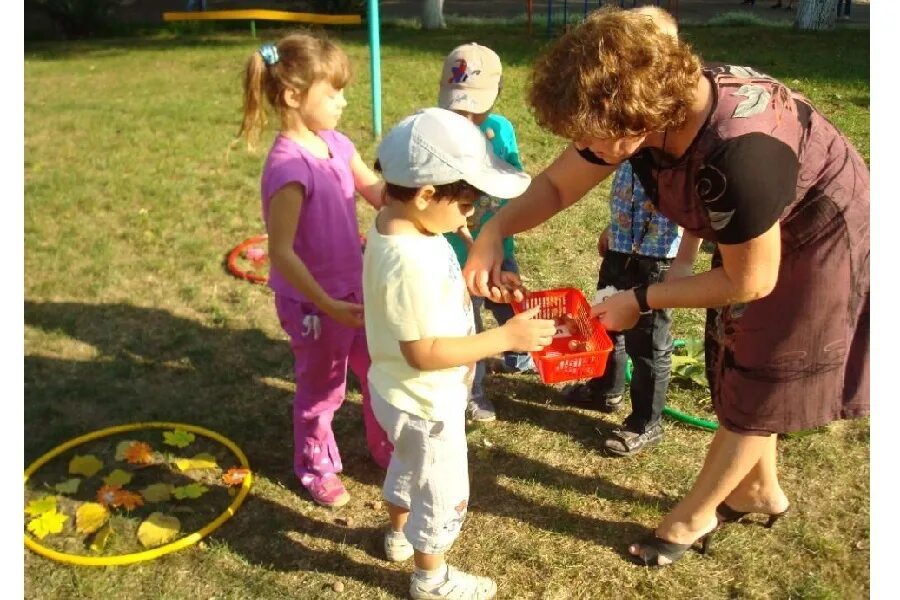 Дети в детском саду. Прогулка в детском саду. Летняя прогулка в детском саду. Летние мероприятия для детей в детском саду. Поменяться садами