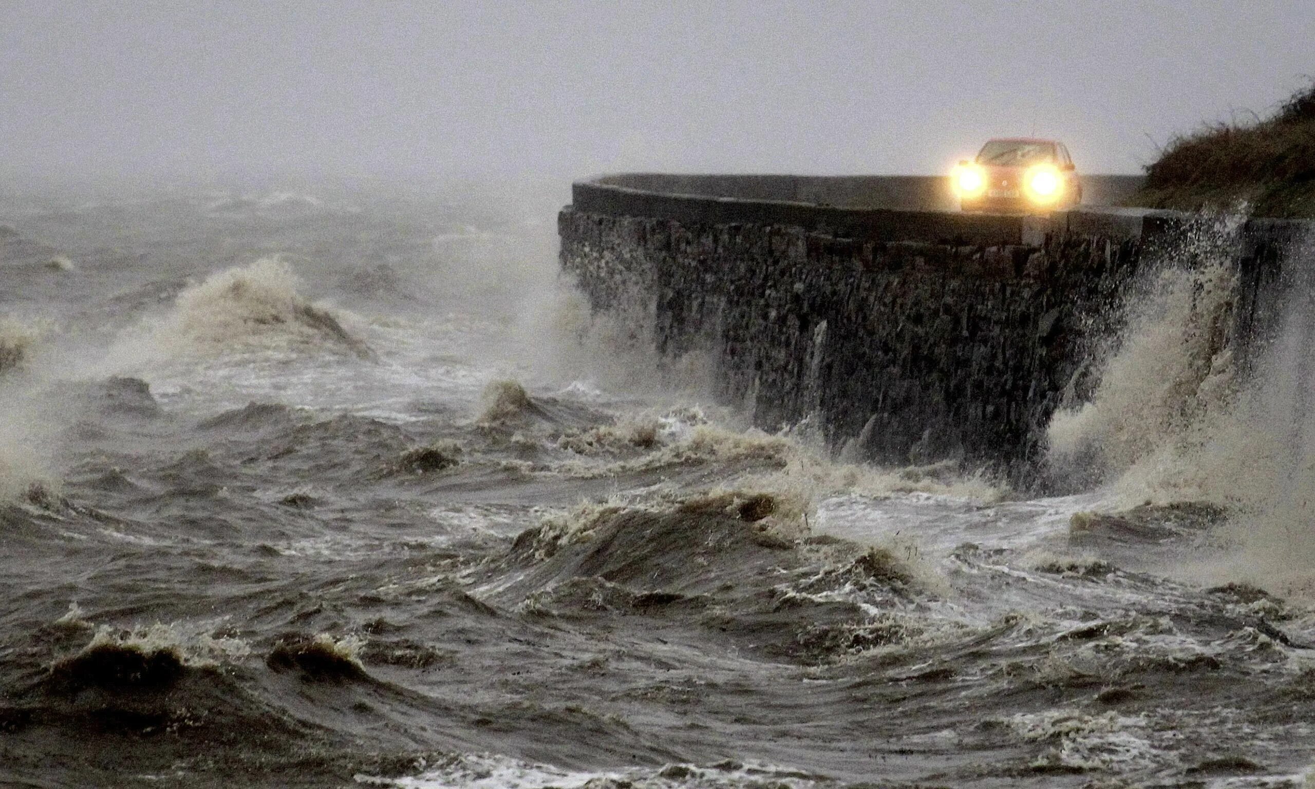 Шторм счет. Каспийское море шторм. Баренцево море шторм. Каспийское море ураган. Сильный шторм на море.