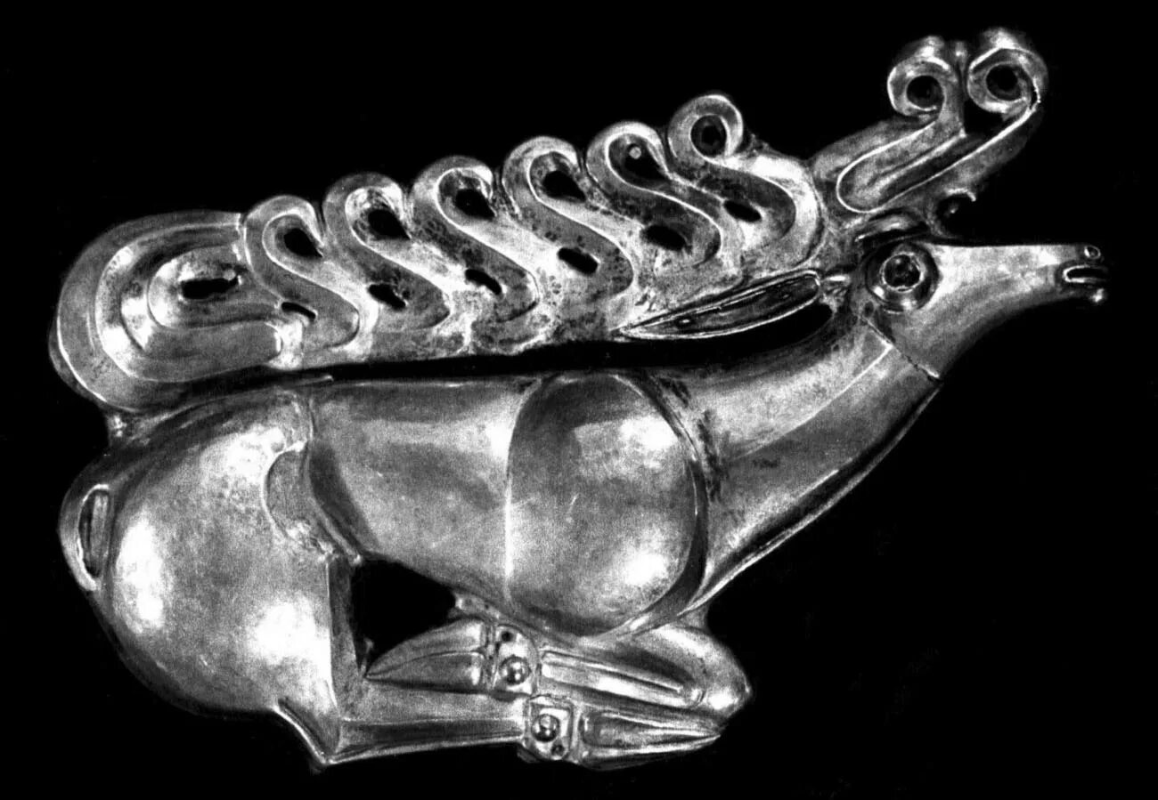 золото скифов звериный стиль. эрмитаж. скифский золотой олень костромской курган. скифо-сибирский звериный стиль олень. золотой олень скифов.