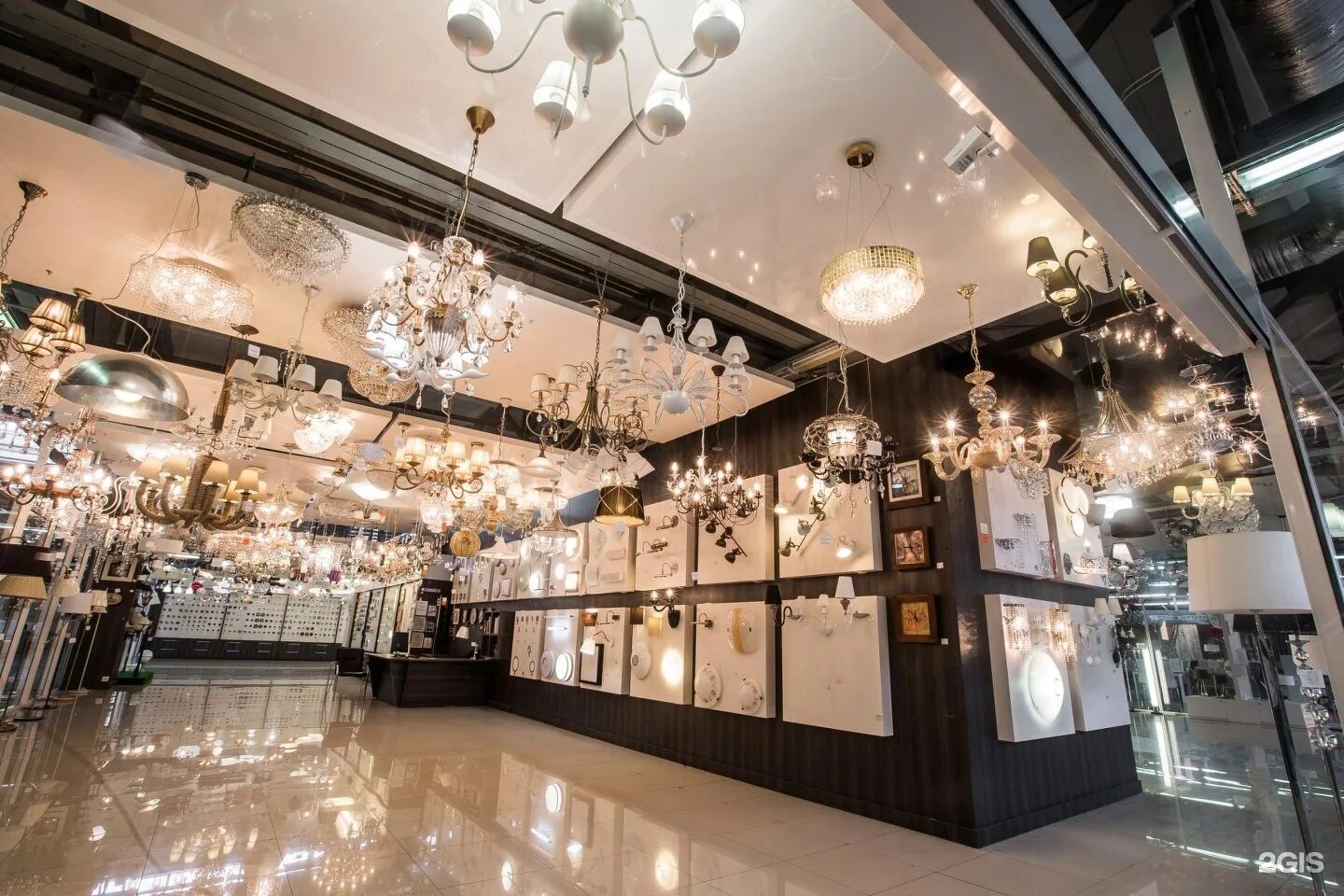 магазин света ярко. освещение торговых залов. магазин света. магазин осветительных приборов. магазин светильников.