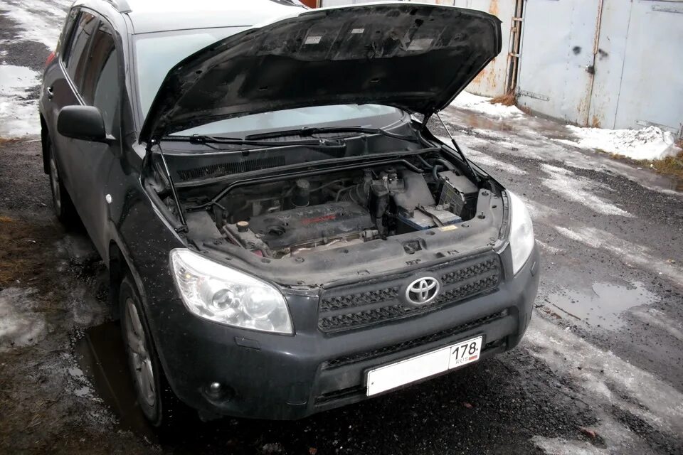 Открыть капот рав. Амортизаторы капота Toyota rav4 2010-2013. Raw 4 2007 уплотнитель капота. Тойота рав 4 2011 открытый капот. Защита капота рав 4 2010г.