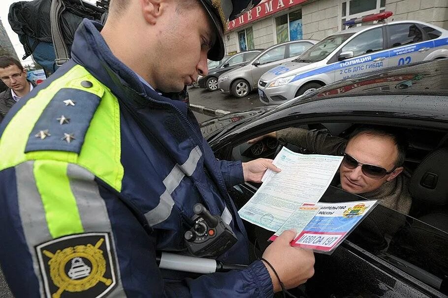 Без осаго какой штраф в 2024 году. Штраф осаго. штраф за отсутствие осаго. гаишник выписывает штраф.