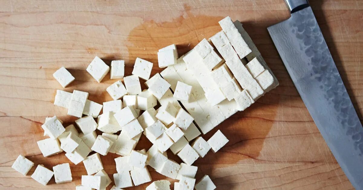 Нарезать небольшими кубиками добавить. Нарезать тофу. пенопласт нарезанный кубиками. японский сыр. режет кубиками.