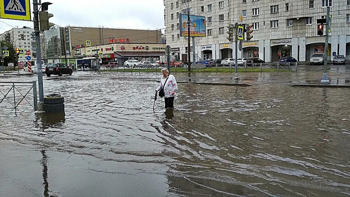 Работают во время дождя. Наводнение Питер 2005. Последнее затопление в Санкт-Петербурге. Наводнение в Санкт-Петербурге 1999. Катастрофическое наводнение в Санкт-Петербурге.