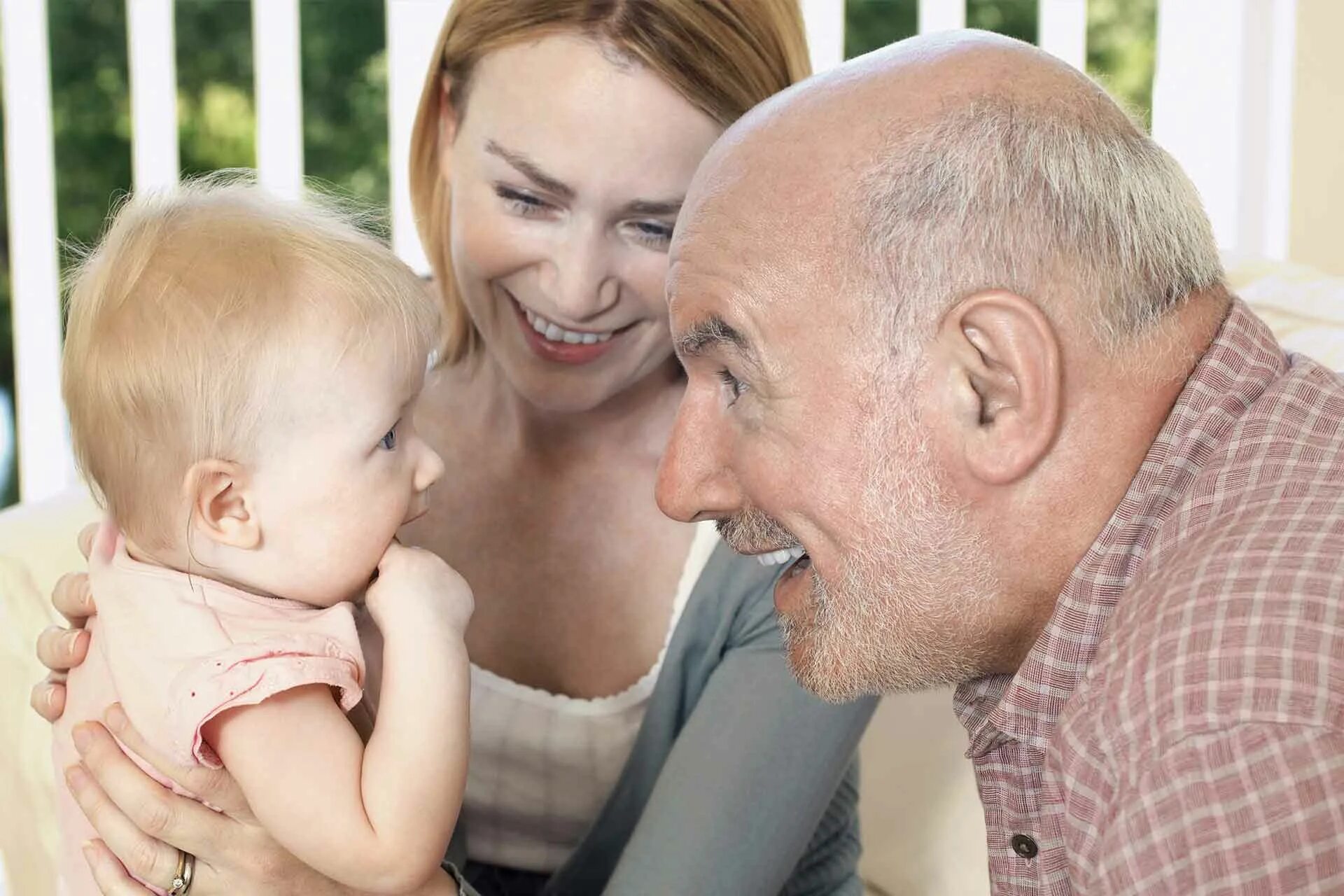 Grandpa daughter. Дедушка и внучка. Дед и дочь. Счастливый дедушка. Дедушка с дочкой.