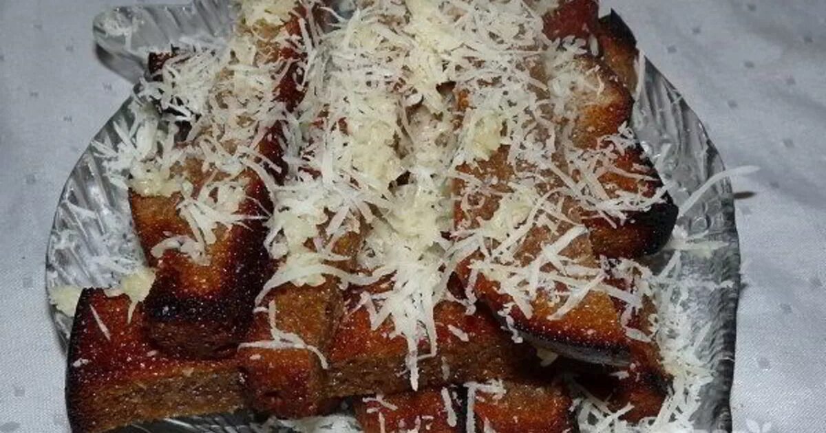 Рецепт белых гренок с чесноком. Гренки. Сухари гренки с чесноком. Гренки с чесноком и пармезаном. Гренки с сыром из черного хлеба
