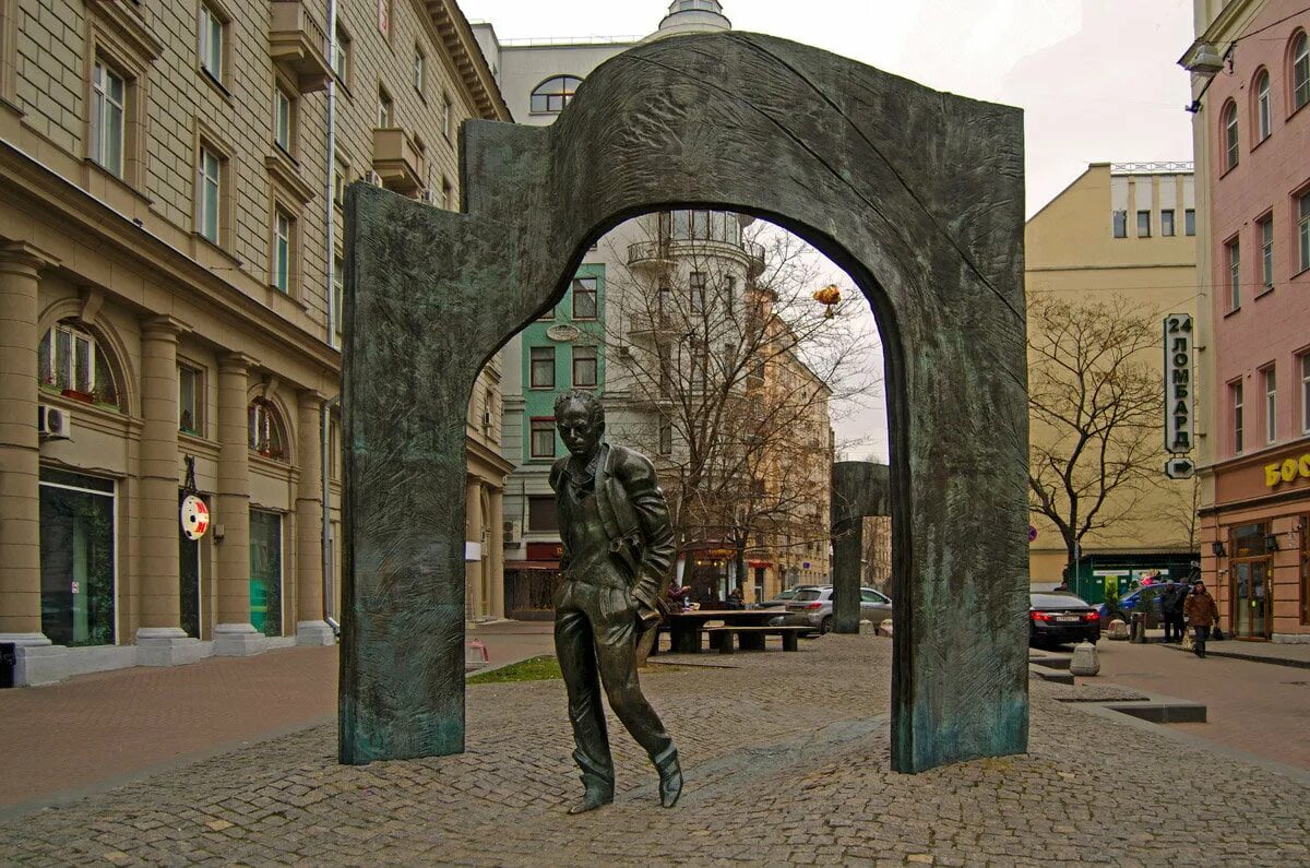 Окуджава арбатский. Памятники Булату Окуджаве в Москве. Б.Окуджава памятник на Арбате. Арбат 43 памятник Окуджаве\.