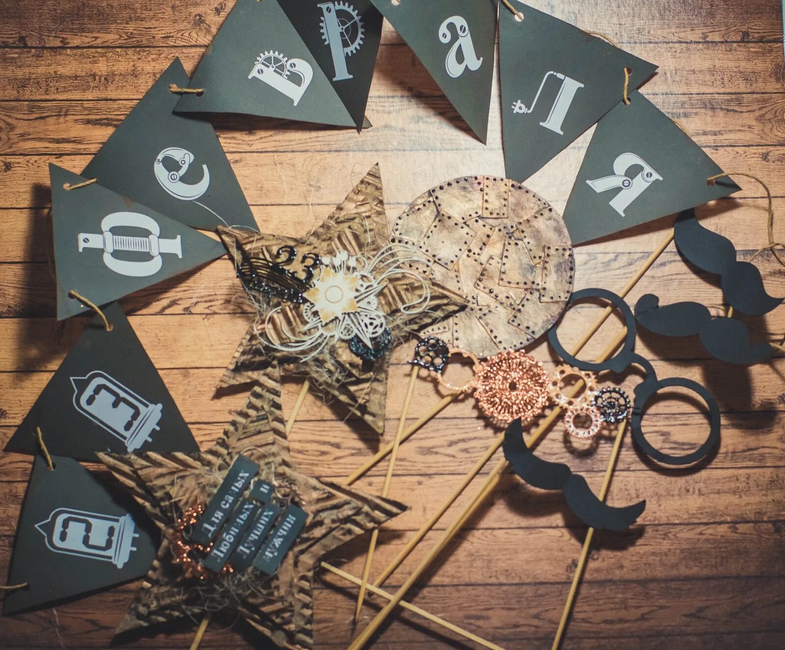 Декор самолет. Гирлянда из бумаги. Украшение шариками 23 февраля. Декорации на 23 февраля. Украшение помещения шарами к 23 февраля.