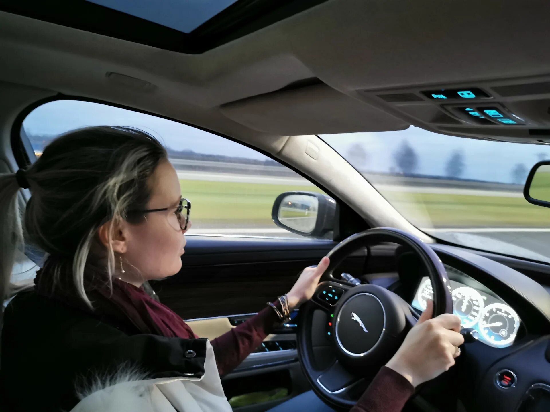 машины сам рулю. за рулем порше 911. мужчина в дорогой машине. машины сам рулю. мужчина в автомобиле.