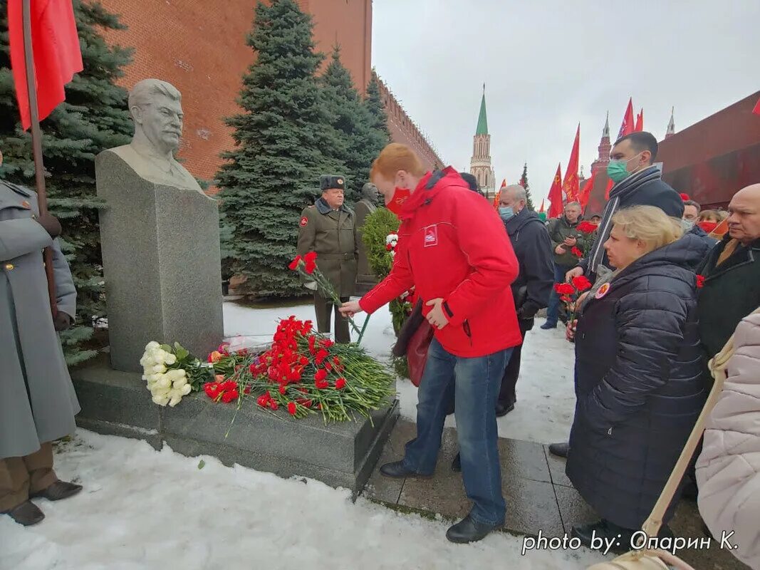 21 апреля день рождения сталина. День рождения Сталина 21 декабря. Возложение цветов к могиле Сталина. Возложение цветов к памятнику Сталина. Могила Сталина.