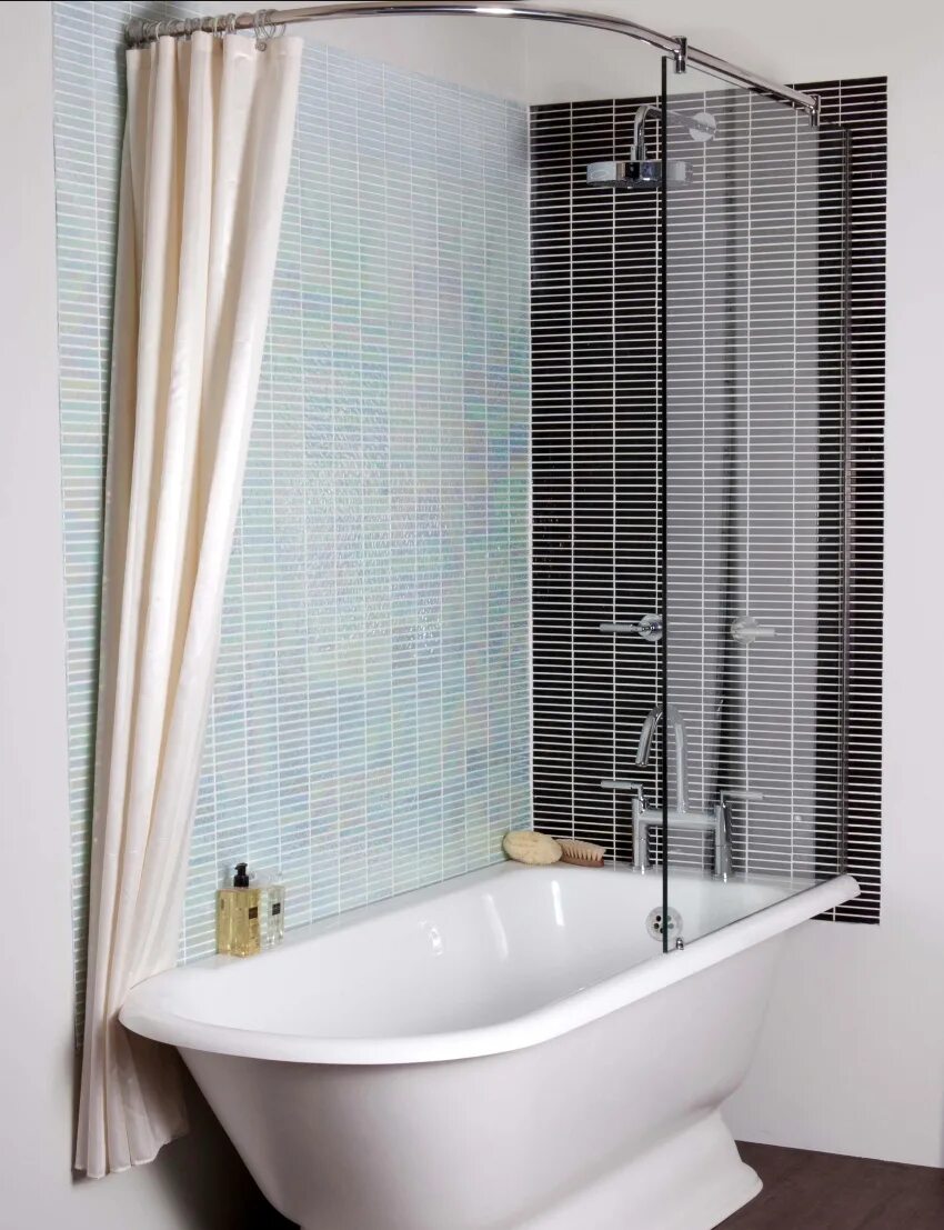 Стеклянная шторка для ванной. Штора для угловой ванны. Ванная со шторкой. Стеклянные шторы для ванной.