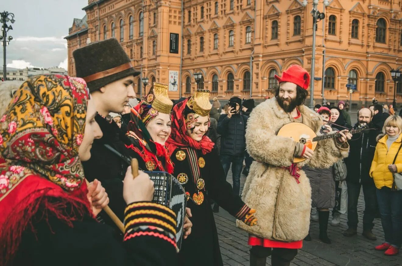 Поют дети москвы масленица. Окрутники на Масленицу. Ряженые на Масленицу. Масленица в Беларуси. Фестиваль Масленица в Москве.