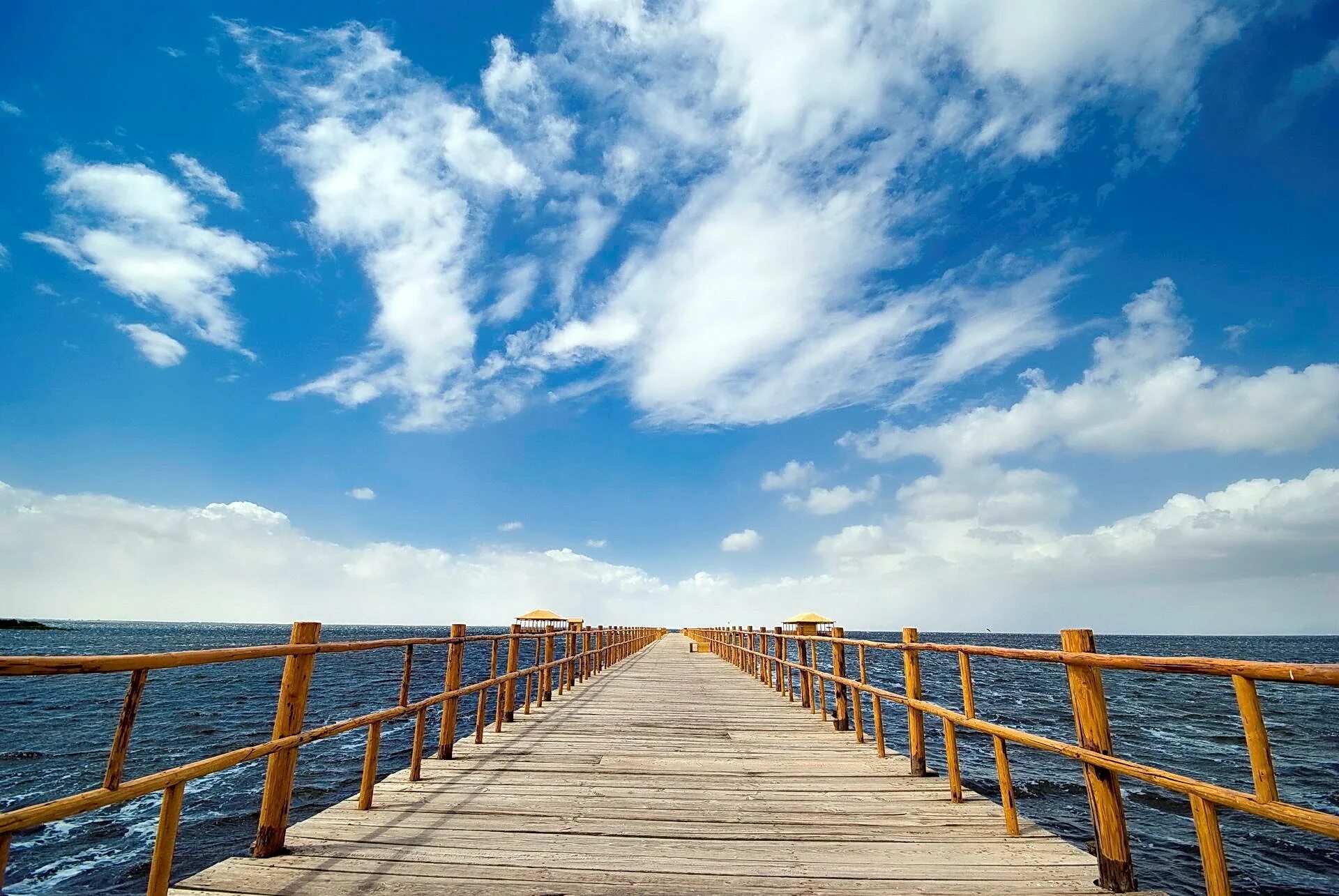 Ресторан причал москва ильинское шоссе. Море пристань. Пирс адлер. Ресторан причал аркадия новикова. Мост в дивноморском.