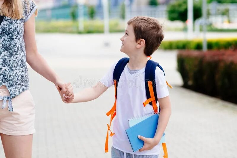 Мальчик с сумкой. Boy Walking. Mother and schoolboy. Картинки для презентации get Dressed to School girl. Я иду в школу перевод