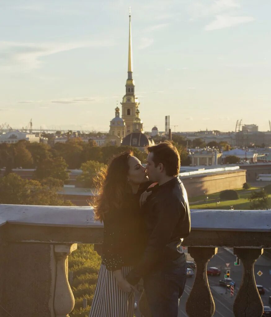 романтичный питер. пара на крыше питера. белые ночи в питере романтика. влюбленные в питере. люди на набережной петербурга.