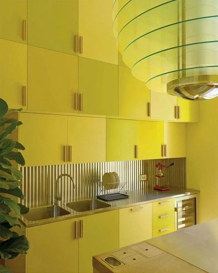 Желтые кухни. Кухня в желтом цвете. Желтый цвет в интерьере кухни. Желтая кухня в интерьере. Желто зеленая кухня