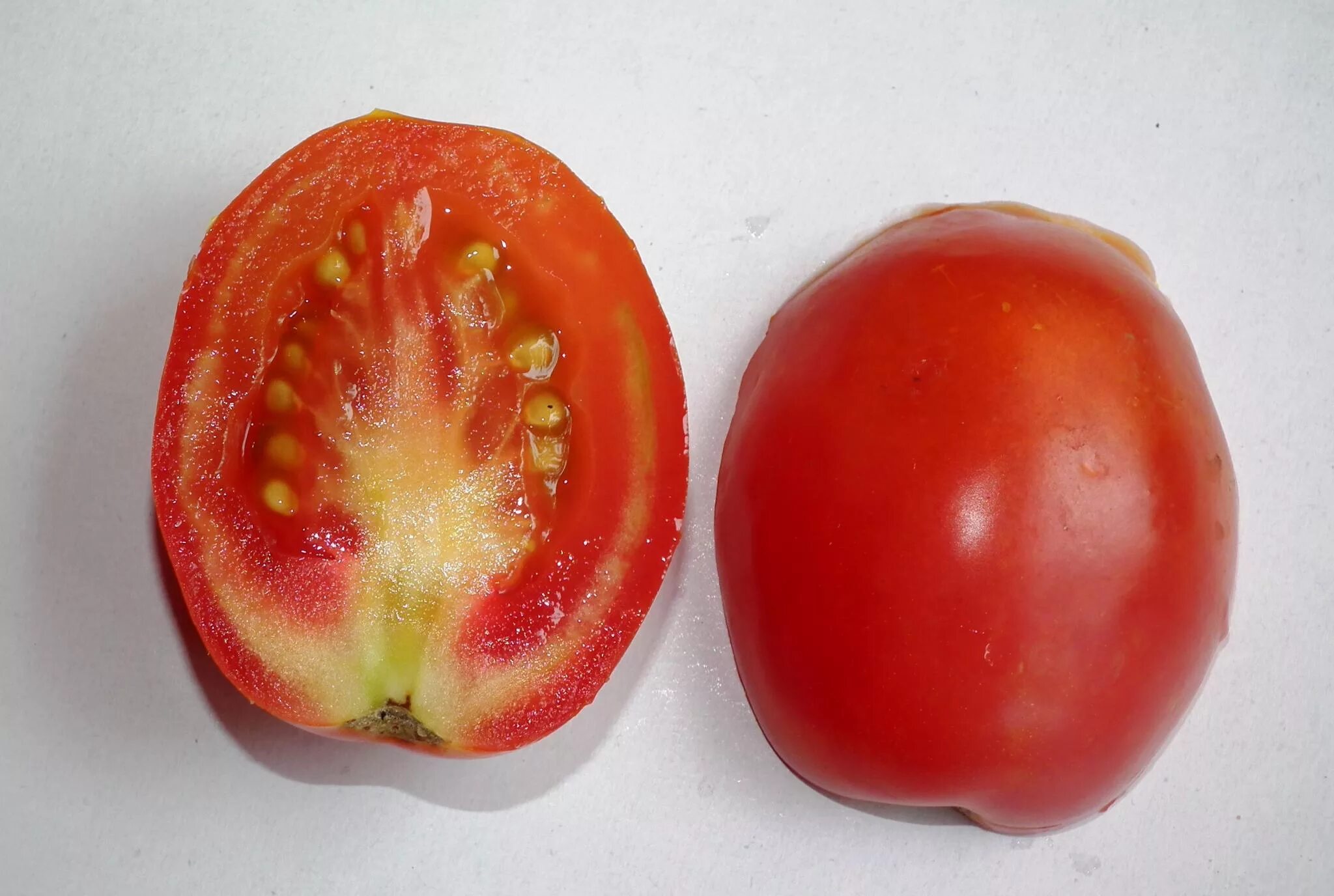 Two tomatoes. Прожилки в помидорах. Плод томата. Томаты с белыми прожилками. Помидоры с твердыми прожилками.