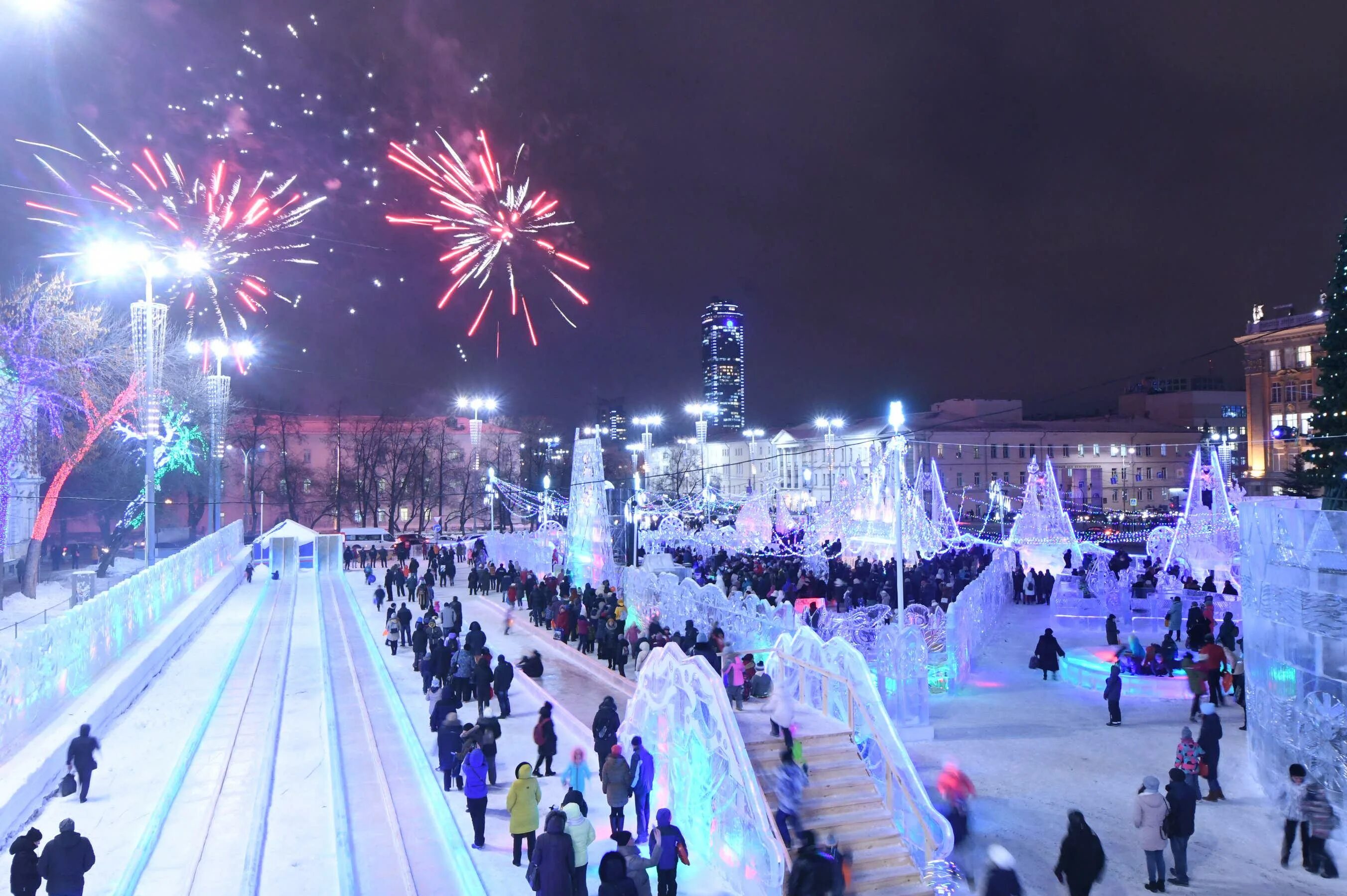 Новогодний екатеринбург. Ледовый городок екатеринбург 2022. Ледовый городок верхняя пышма. Екатеринбург новый год. Екатеринбург площадь города 2022.