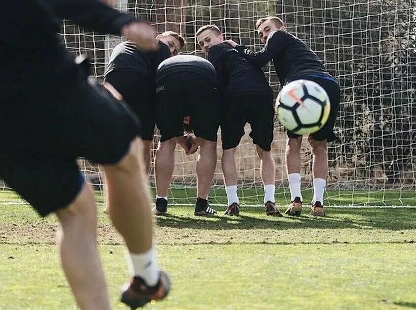 Дриблинг мяча в баскетболе. Мяч в очках. Детский баскетбол. Регби 7 мяч. Милая смешная рожица.