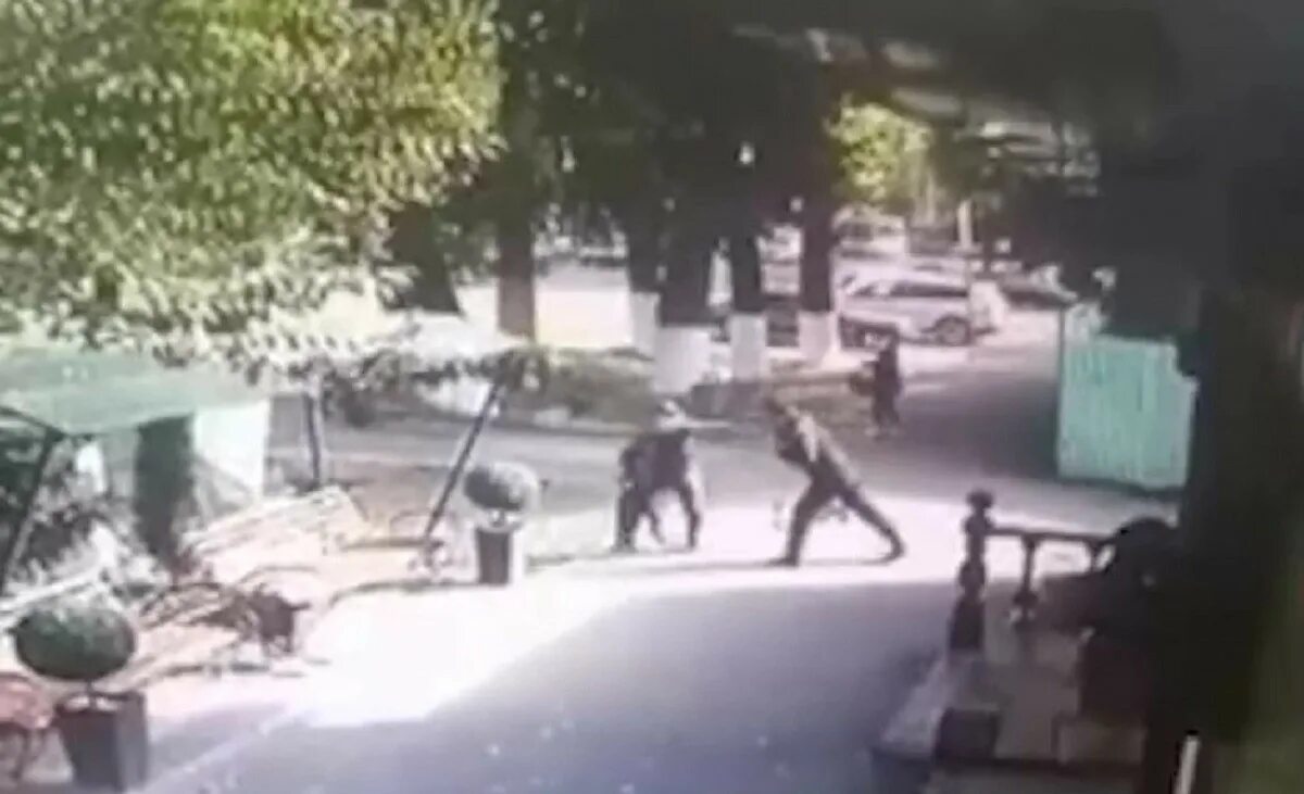 Матранг что случилось избили. Мужчина напал на мальчика видео с камер. Мужчина пнул ребёнка в Алматы.