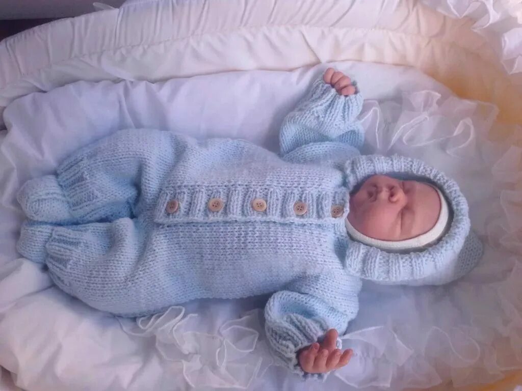 детские вязаные комбинезоны. детские комбинезоны спицами. комбинезон для новорожденного спицами мк видеоурок. комбинезон для новорожденного спицами мк видеоурок. комбинезон для новорожденного крючком 0-3 месяцев.