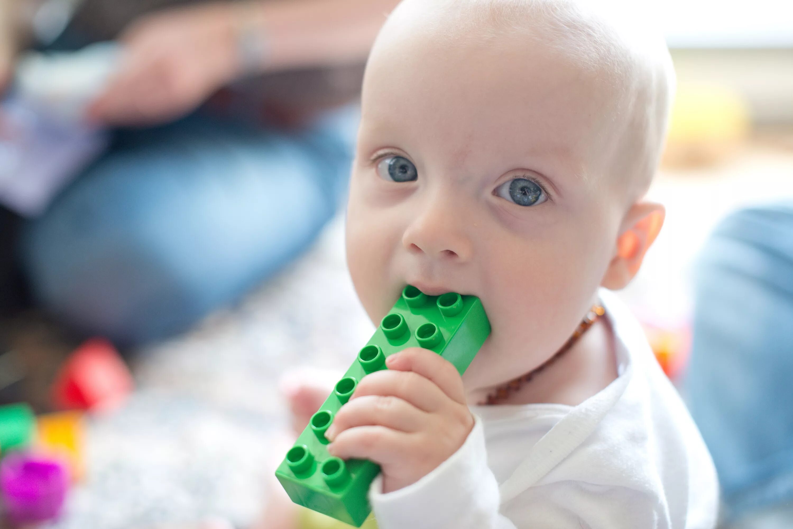 ребенок грызет вещи. игрушки для детей. ребенок грызет вещи. ребенок грызет вещи. фото когда грызет ребенок.