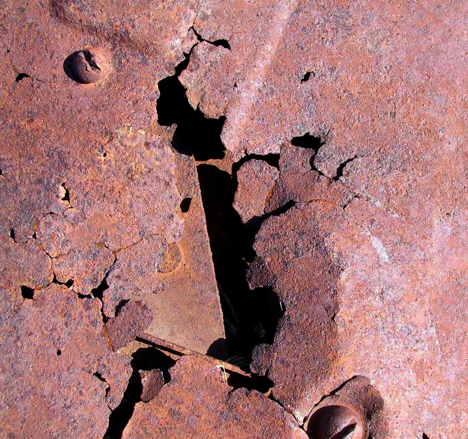Дыра в металле. Текстура дыра в бумаге. Damaged metal. Белые трещины на черном фоне. Коррозии листов металла.