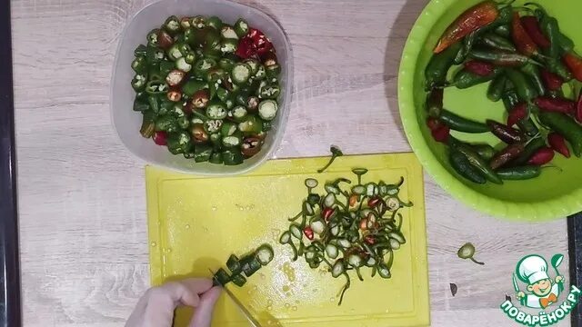 Как замариновать перец халапеньо рецепт. Перец халапеньо свежий. перчики халапеньо круглые. перец халапеньо по сравнению с рукой.