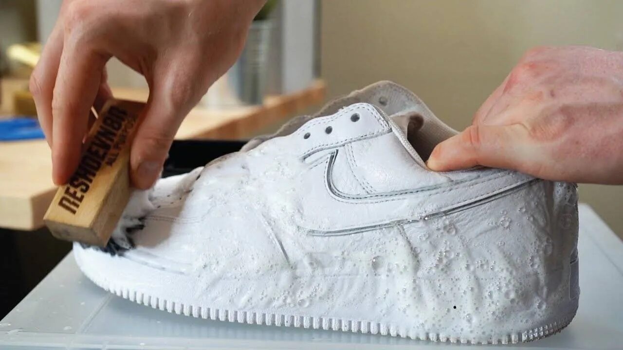 Портишь чистите. Белая подошва кроссовок. Чистка белой обуви. Помыть тканевые белые кроссовки. Кроссовки с белой подошвой.
