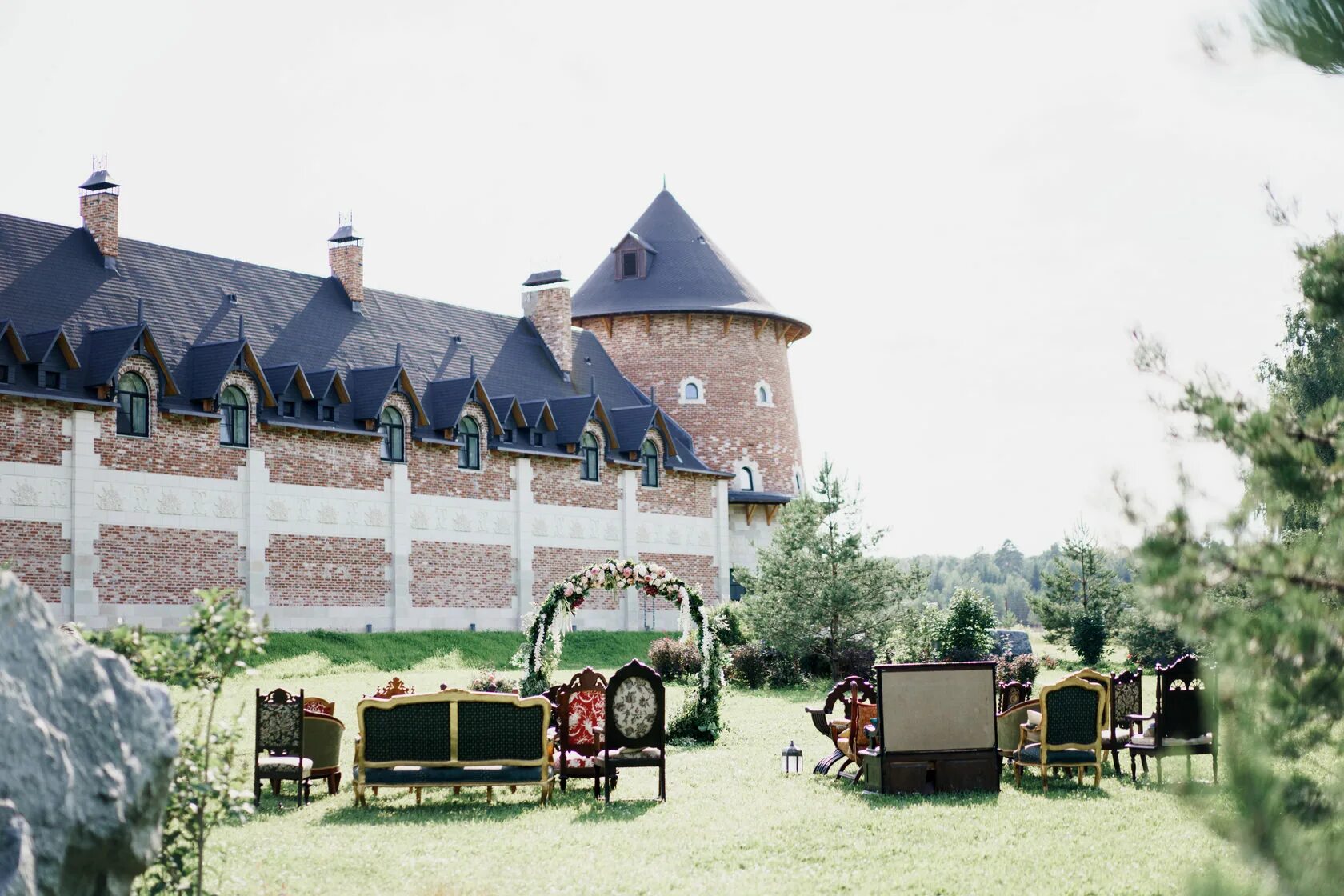 Ферма в озерах. Коломна замок la ferme. Доношово Озерский район отель замок. Le ferme de reve Коломна. Замок Озеры la ferme de reve.