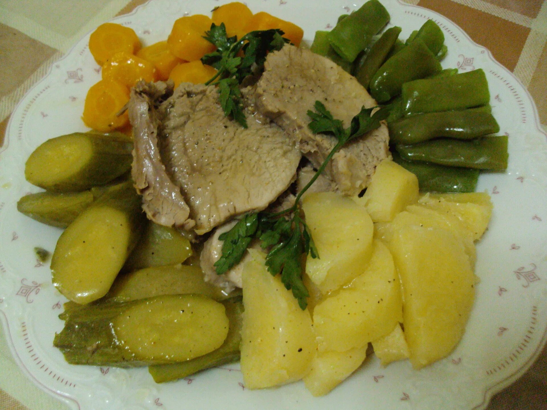 Национальный австрийский тафельшпиц. Мясо отварное с гарниром. Вкусные блюда. Отварная говядина гарнир. Гарнир к говядине.