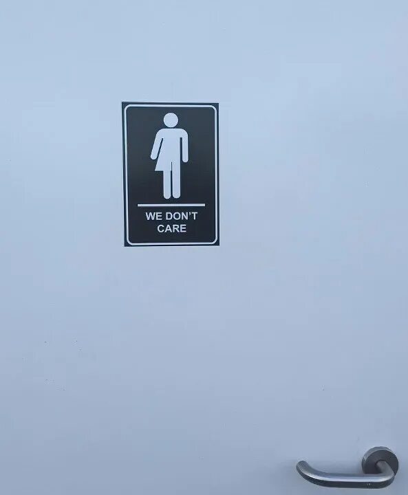 Туалет для посетителей табличка. Гендерно нейтральный туалет. Гендерно нейтральный туалет табличка. Гендерно нейтральные туалеты в Швеции.