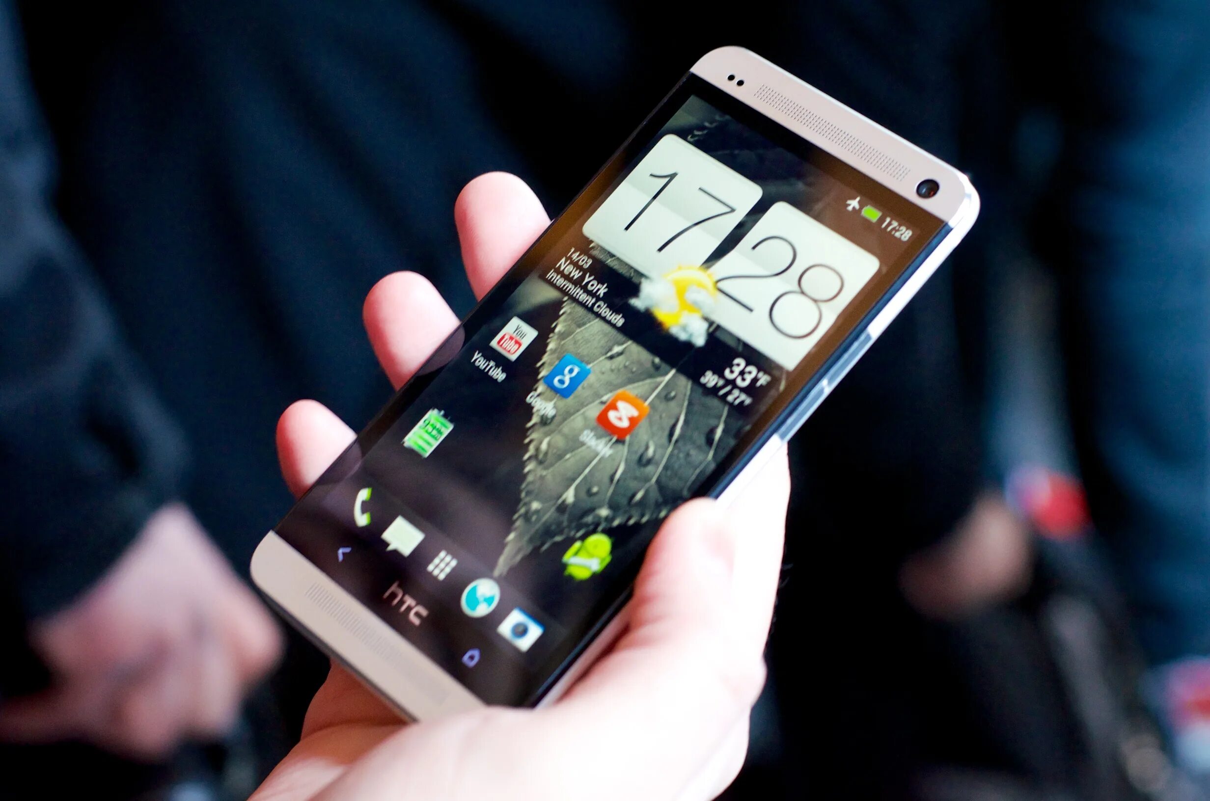 Фото про смартфон. HTC sense 5. HTC one 2013. Флагманский смартфон HTC Viverse. HTC Android 2013.