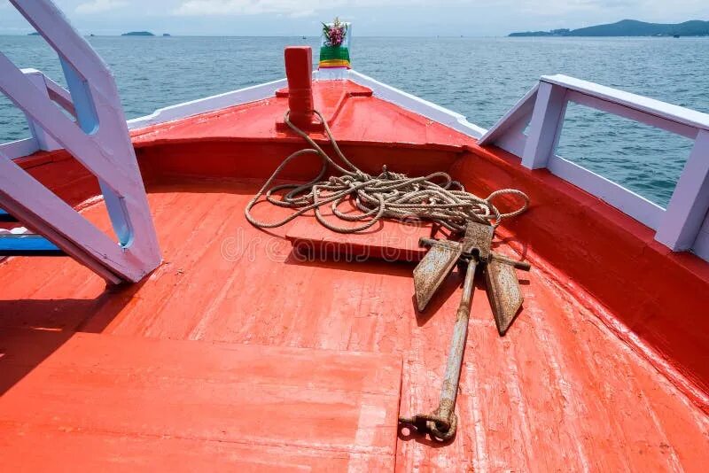 On board the ship. Палуба баржи. Якорь на палубе. Палуба судна. Морские принадлежности на палубе.