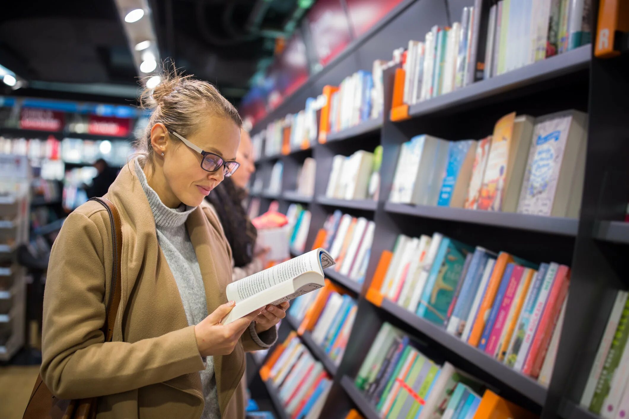 10 необходимых книг. Покупатели в книжном магазине. Люди в книжном магазине. Продавец книжного магазина.