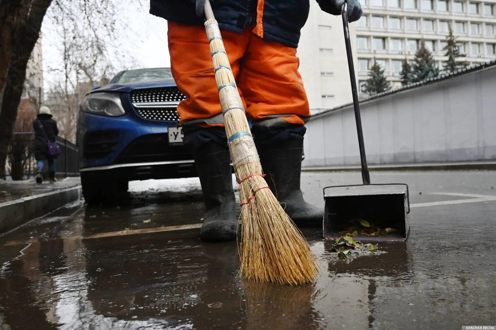 Работа в москве от прямых работодателей дворник. Дворник. Дворник в Москве. Дворник на уборке придомовых территорий. Костюм дворника.