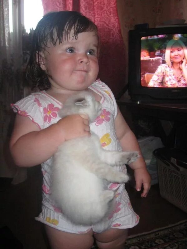 Кот не любит детей. Прикольные фото детей. Ребенок душит кота. Девочка душит кота. Маленькая девочка держит кота.