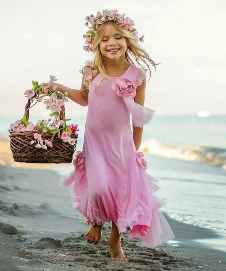 Платья на счастье надела. Розовое платье для девочки. Девушка в розовом платье. Доброе утро девочки. Открытки с добрым утром девочки.