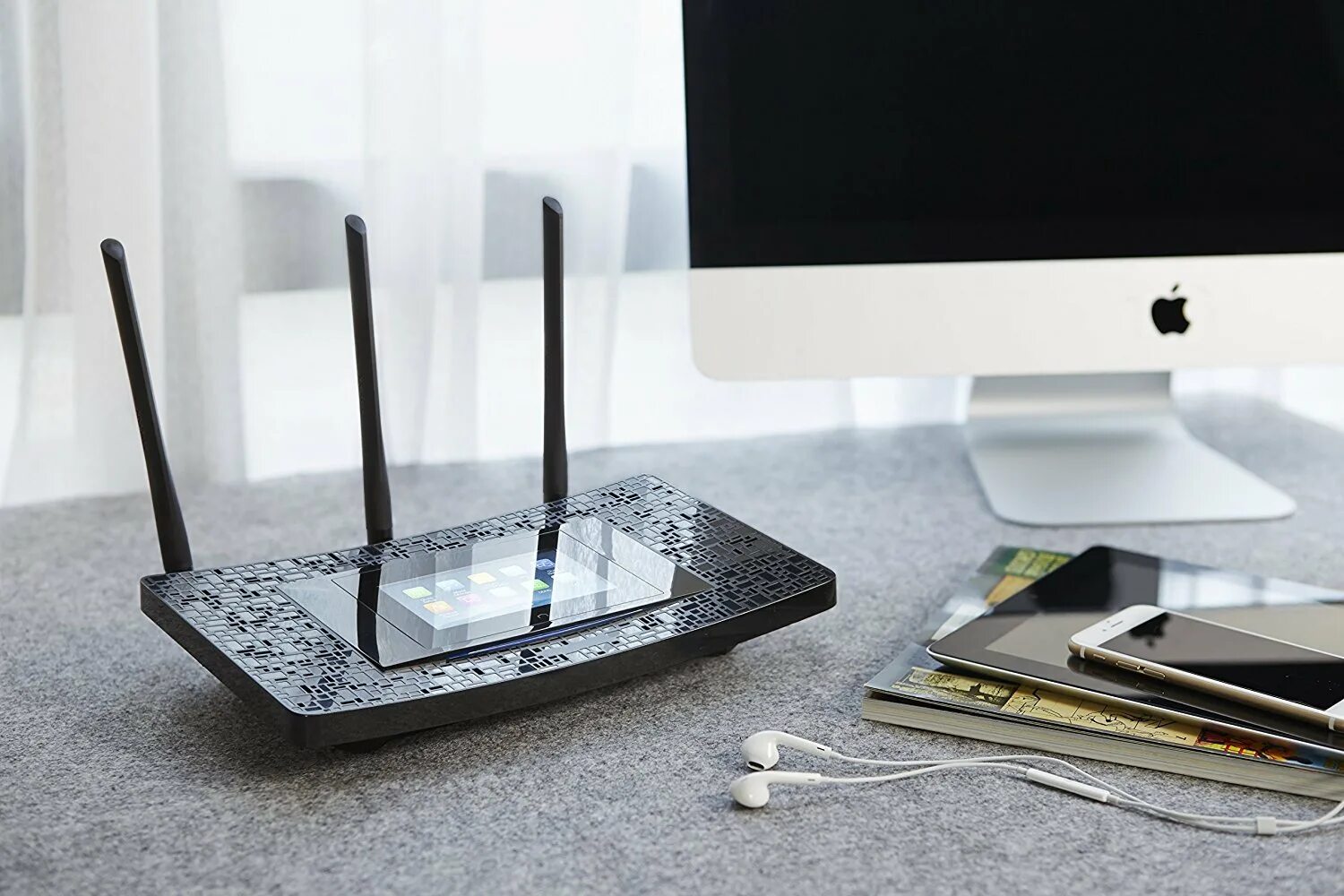 Домашний wifi роутер. Tp link touch 5p. tp link ac1900 wifi router. роутер tp-link archer ax50. вай фай роутер на столе.
