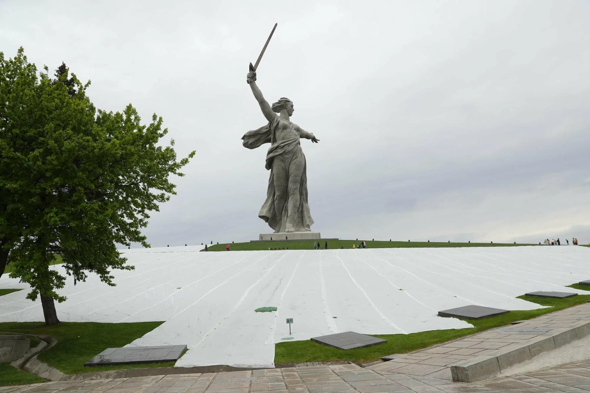 Родина мать три. Мамаев Курган Волгоград. Волгоград Родина мать Мамаев Курган. Мемориальный комплекс Родина мать Волгоград. Мамай Курган Волгоград.