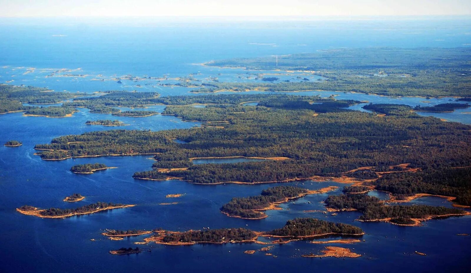 Озерное плато Финляндии. Финляндия Страна тысячи озер. Финляндия тысяча озер. Финляндия Страна 1000 озер. Водная система озер