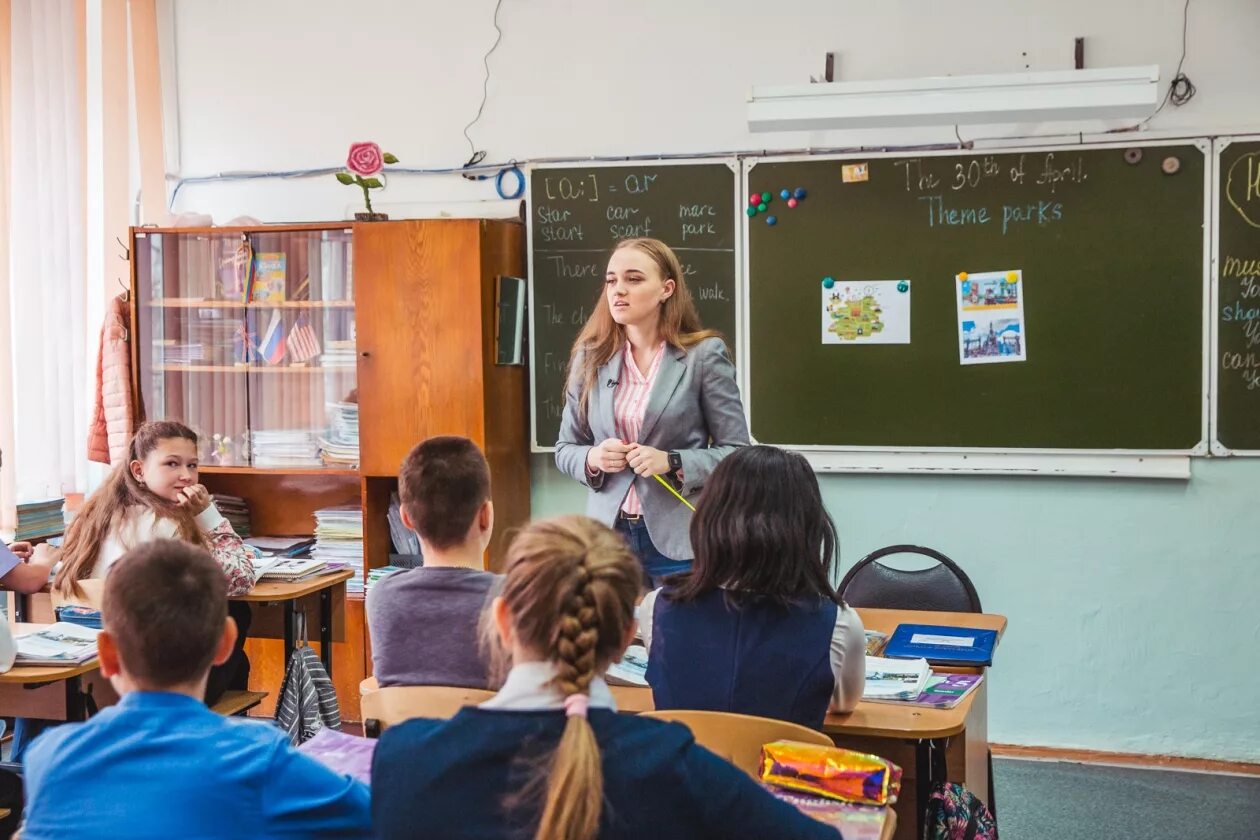 Училка пришла в школу. Учитель в школе. Молодые учителя в школах. Школа молодого учителя. Молодые педагоги в школе.