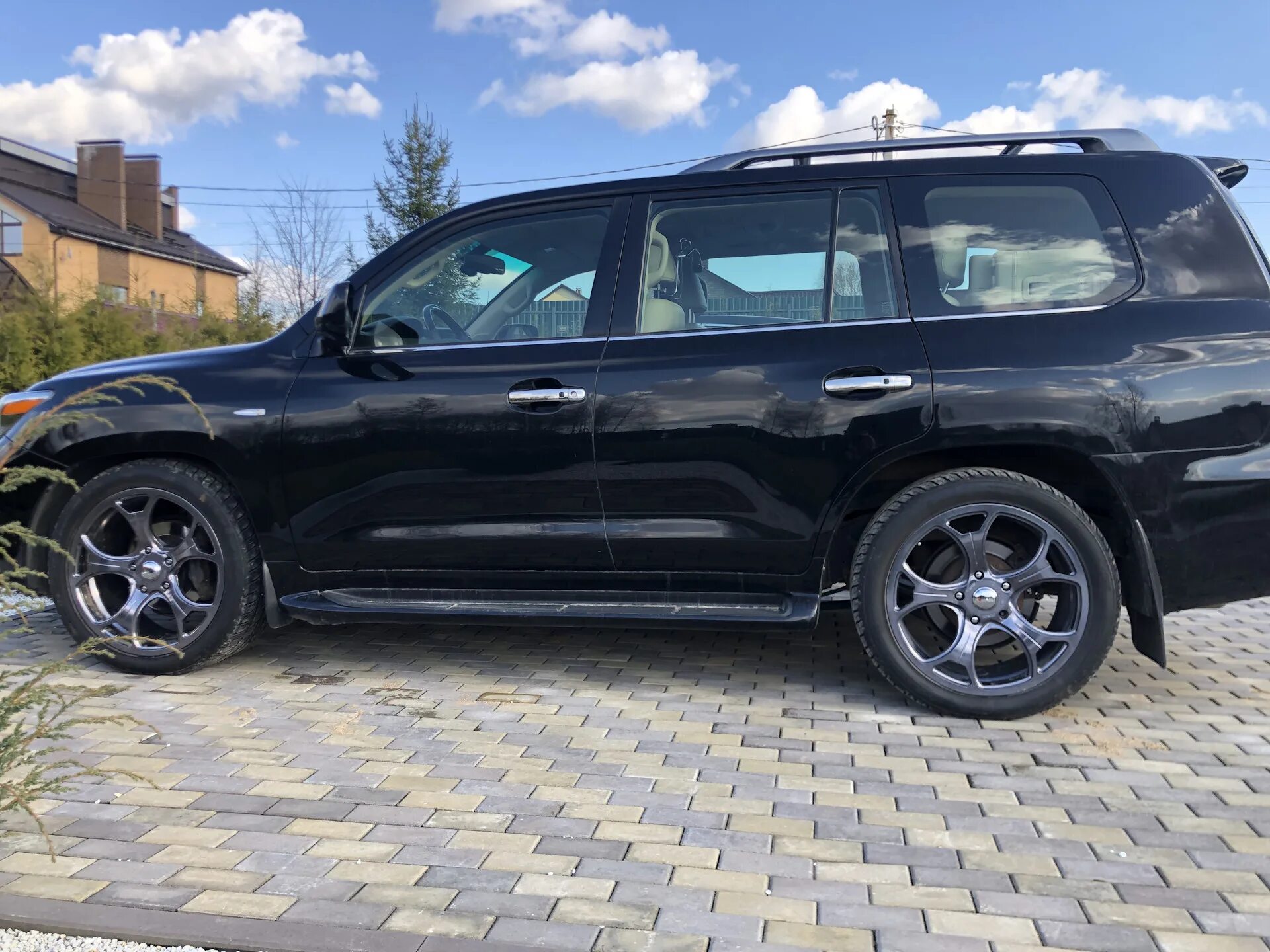 Lexus lx шины. Lexus LX 305. Лексус 22 диски хром. Диски на Лексус ЛХ В стиле БМВ. R22 40.