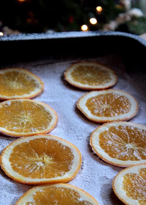 Сушеные апельсины для декора. Апельсины в духовке. Апельсиновые дольки для декора. Апельсин сушеный.