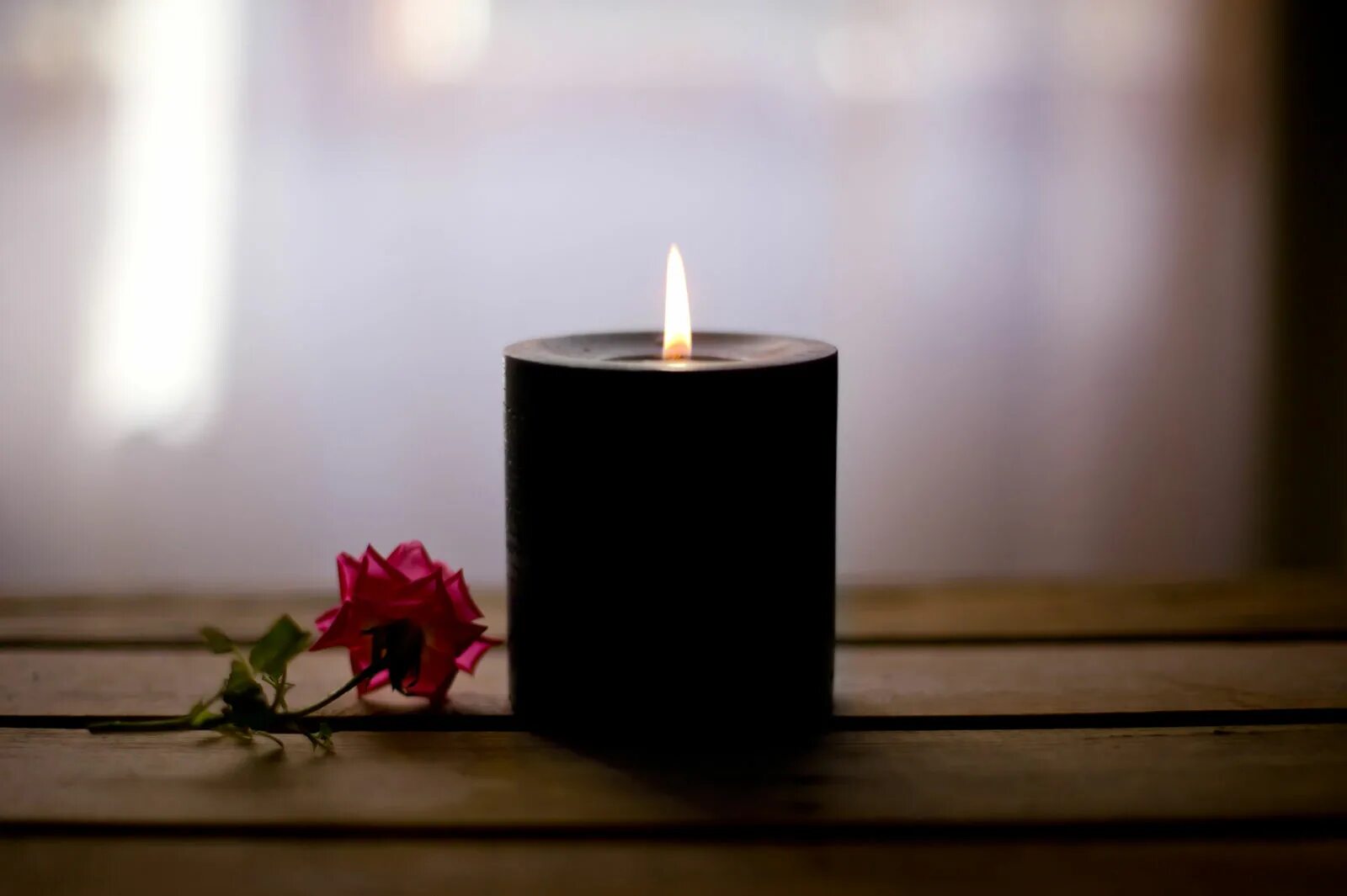 Горящая свеча. Черно нашла свечи. Горящие черные свечи. Свеча черная. Горящая свеча на черном.