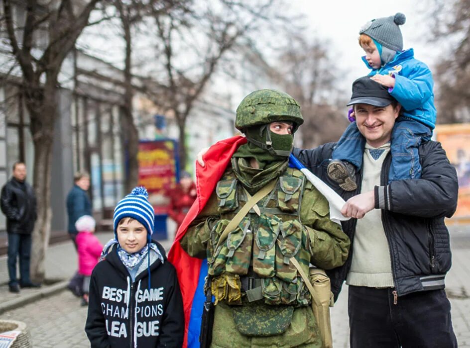 Без борща не пройдёшь! Как крымчане "вежливых людей" встречали