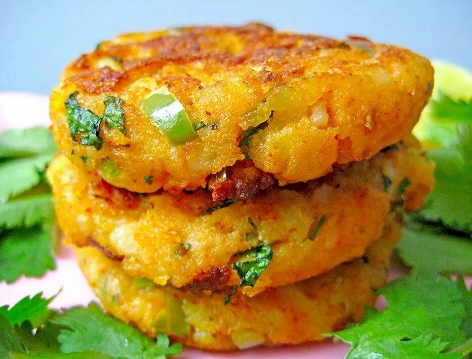 Aloo Tikki. Котлеты овощные с кабачком. Постные котлеты с кабачком и картошкой. Котлеты из кабачков и моркови. Котлеты из кабачка и картошки